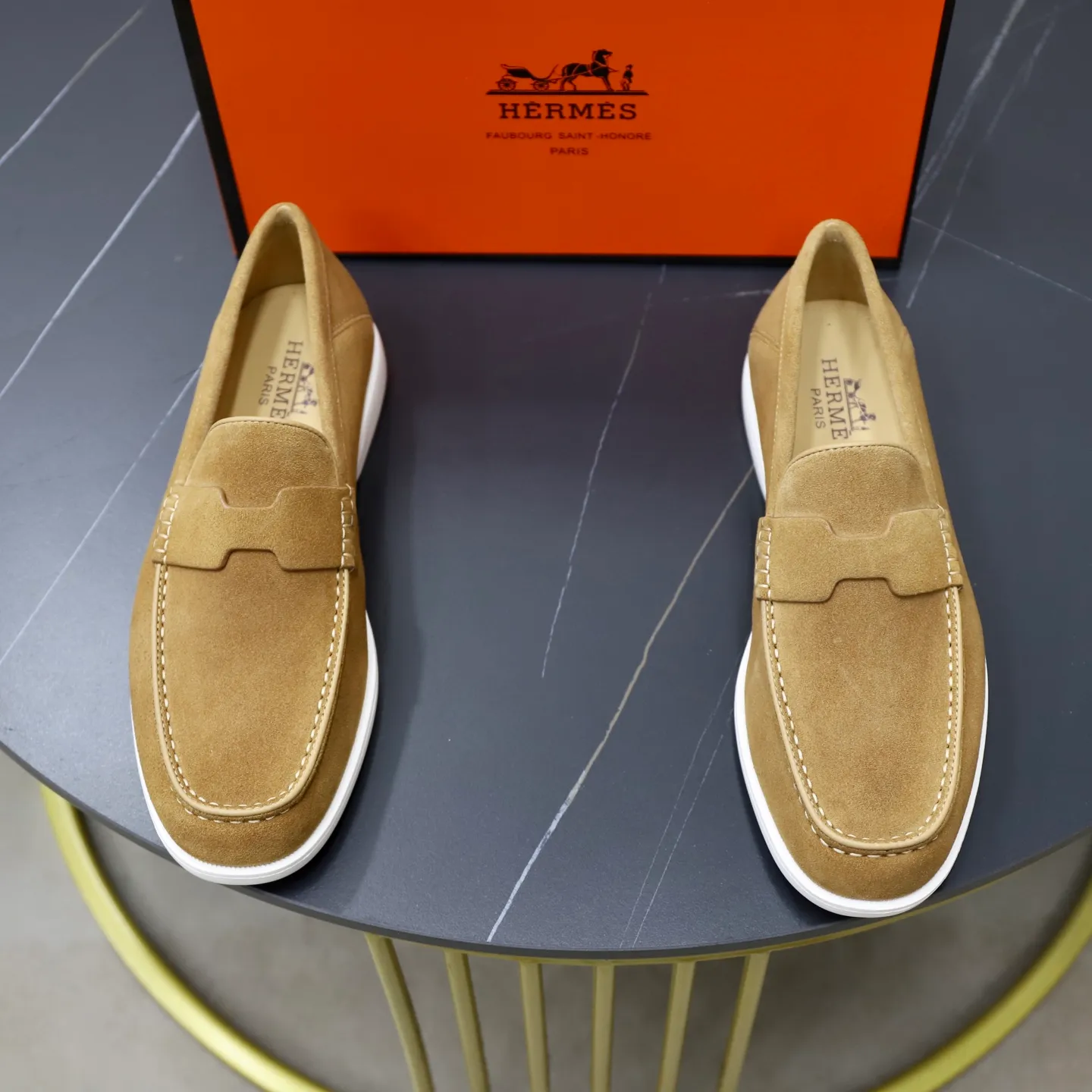 Ex-factory price: 540💰Hermès/Hermès slip-on men's shoes. This shoe is made of imported cow suede leather, with simple and smooth lines, and a 3CM rubber foam ultra-light sole combined with aerodynamic design! Youthful and fashionable, H button decoration, contrasting leather embellishment on the heel, calf lining to gently wrap your feet, with embossed logo cowhide feet, leather rock strips, casual and urban style, highlighting youthful vitality, sports and leisure version, super versatile Size number: 38-39-40-41-42-43-44 Standard leather shoe size (45 can be customized but does not support returns)